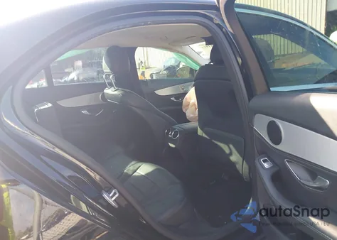 2016 Mercedes-Benz C 300 z USA, uszkodzony, nr VIN 55SWF4JB5GU131936